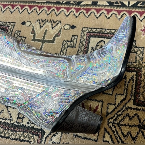 Helens Heart Cowgirl Silver Sequin
BOUTIQUE Sparkle Cowboy Boots Nashville - Picture 4 of 5